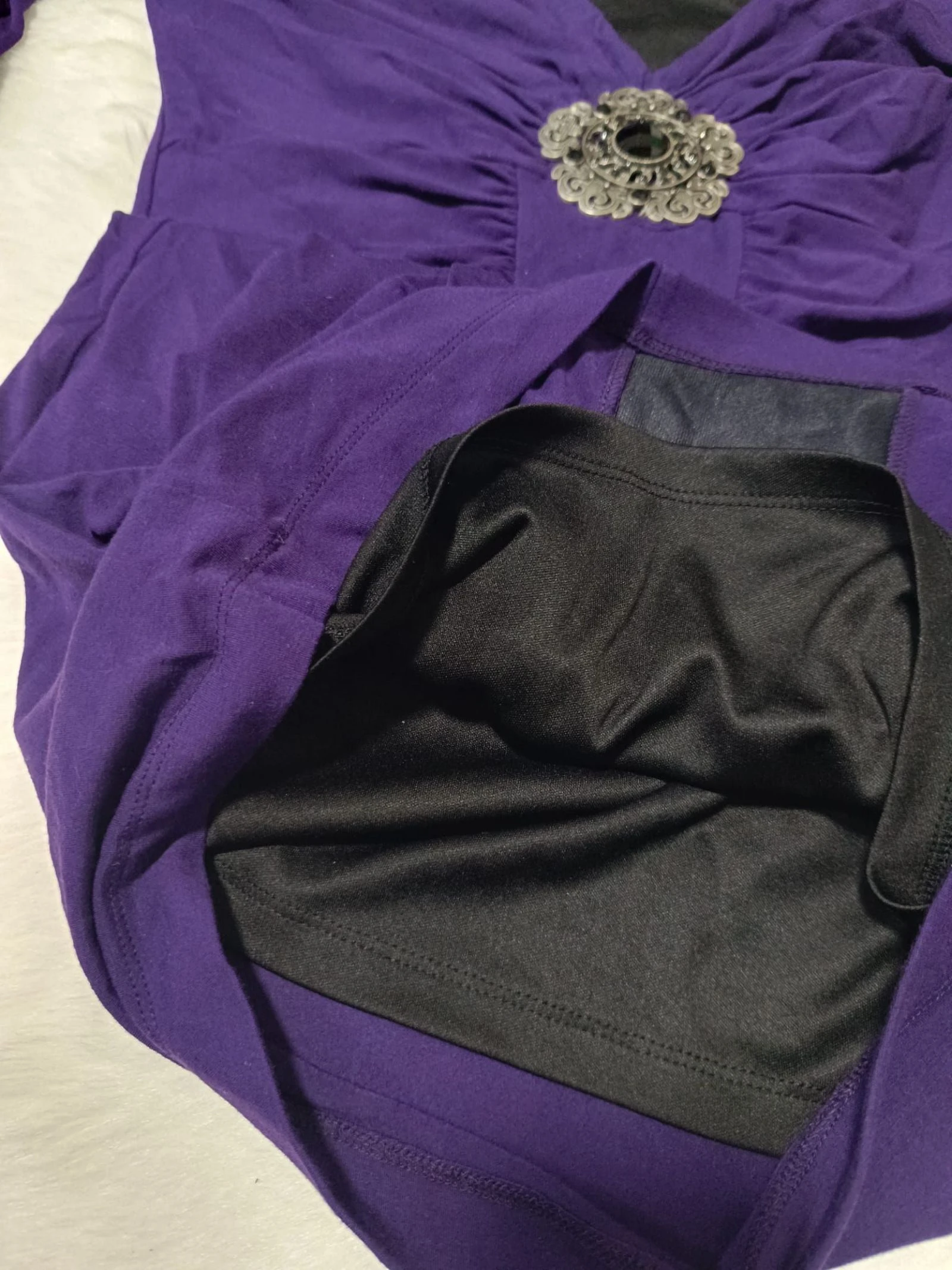paarse cocktailjurk voor gast met broche - robe violette avec broche – photo 12